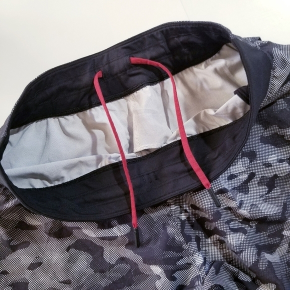 LULULEMON | T.H.E Short Linerless 9” Short Variegated Mesh Camo Black - Picture 7 of 14